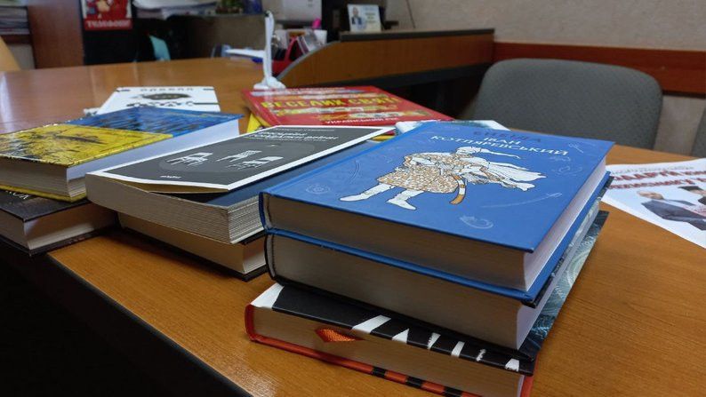 У Калуші розпочали благодійну кампанію “Подаруй книгу ровеснику” для учнів Нікополя :: ВІКНА – Новини Калуша та Прикарпаття