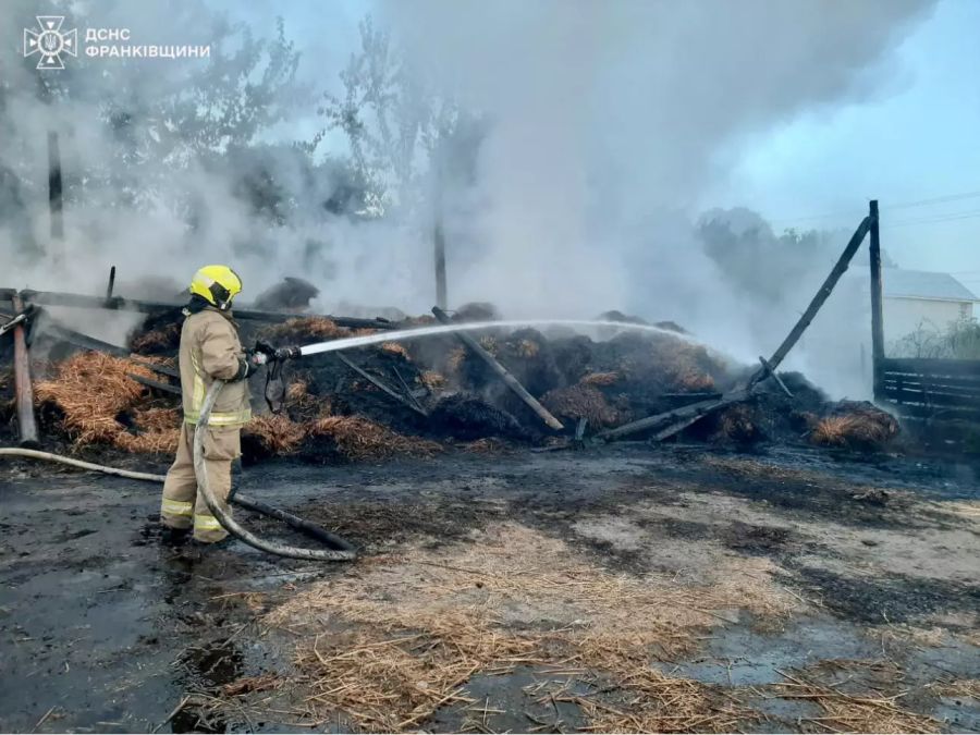 Вночі 12 пожежників ліквідували загоряння тюків соломи в Заболотівській громаді.