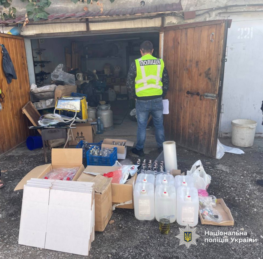 Житель Прикарпаття виготовляв фальсифікований алкоголь відомих марок у гаражі