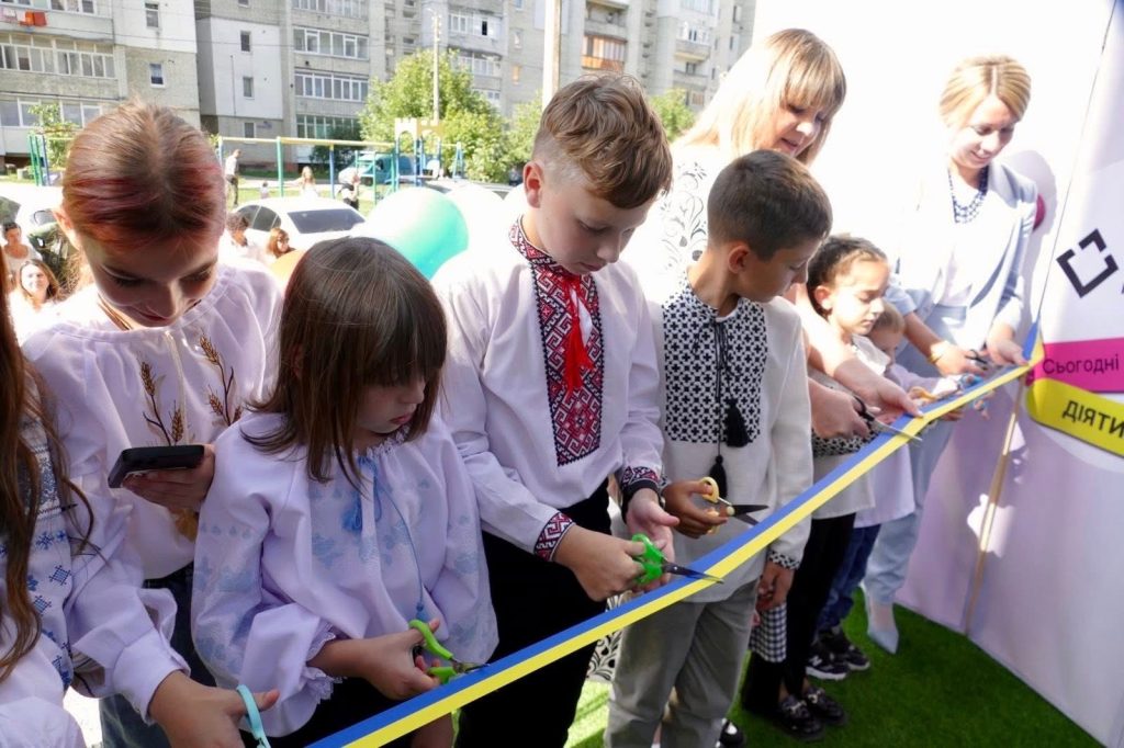 Поруч із малечею: у Калуші з’явився новий дитячий майданчик