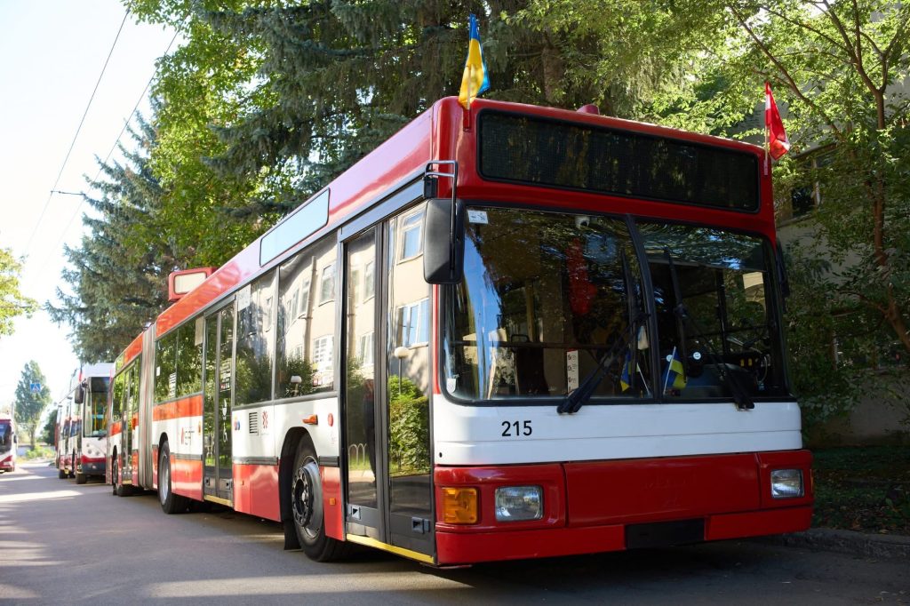Івано-Франківськ отримав від іноземних партнерів два нові тролейбуси.