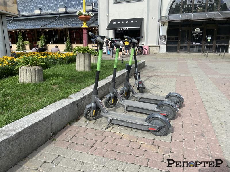 В центрі Івано-Франківська заборонили їздити на електросамокатах по пішохідній зоні.