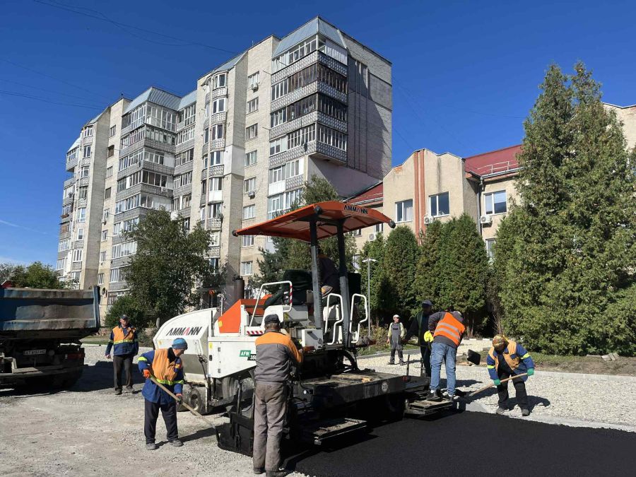 «Калушавтодор» розпочав укладання асфальту на безперешкодному маршруті вулиці Грушевського