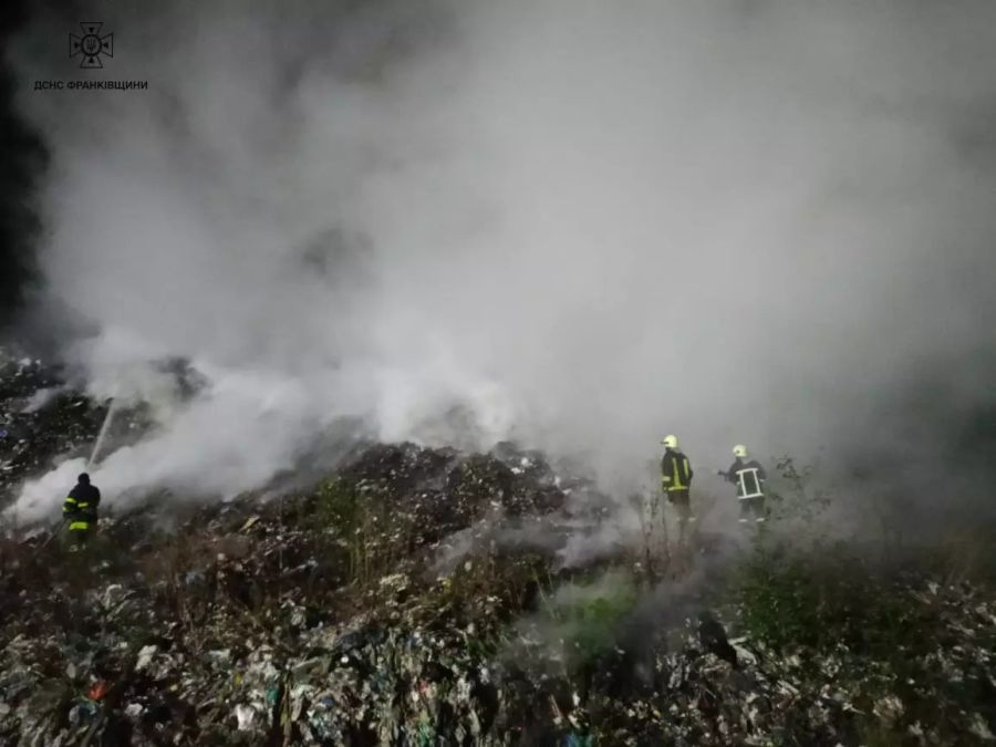 Пожежу на сміттєзвалищі в Прикарпатті ліквідовували майже дві доби
