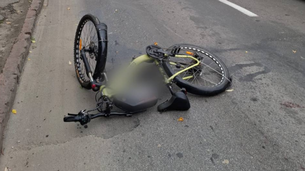 В Івано-Франківську автомобіль збив жінку на велосипеді.