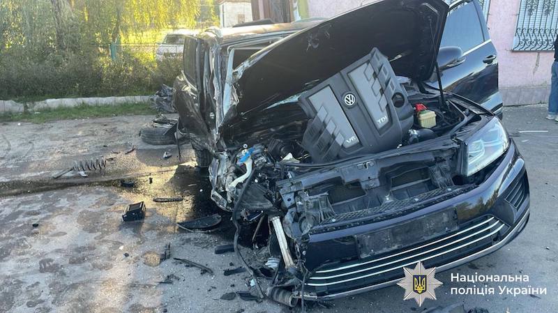 У Прикарпатті легковик зіткнувся з вантажівкою і врізався в магазин