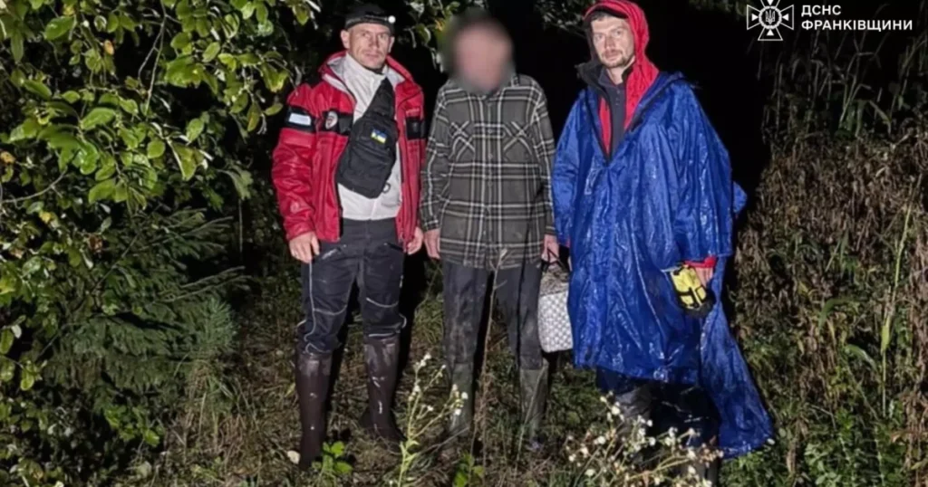 Рятувальники знайшли пенсіонера, що загубився у лісі.