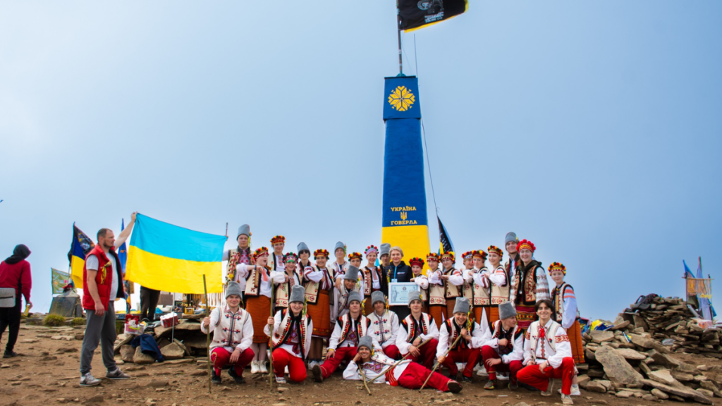 «Неповторне досягнення»: підлітки виконали «Гуцульську ватрицю» на вершині Говерли
