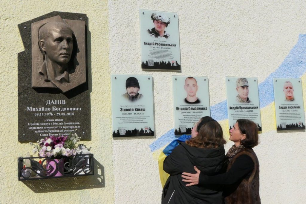 У Калуші встановили пам’ятні дошки на честь чотирьох загиблих військових.