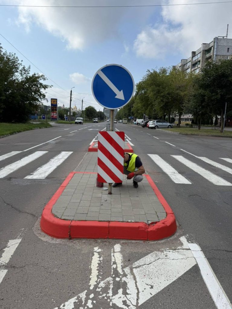 У Калуші починають облаштовувати острівець безпеки біля 10-го ліцею.