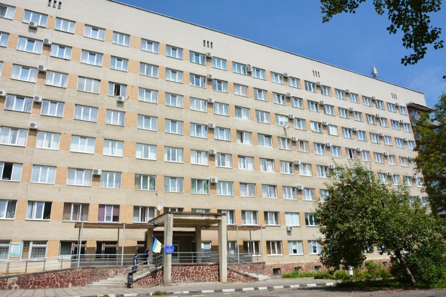 Ремонт даху на двох будівлях Калуської ЦРЛ обійдеться майже у 1,5 мільйона гривень.