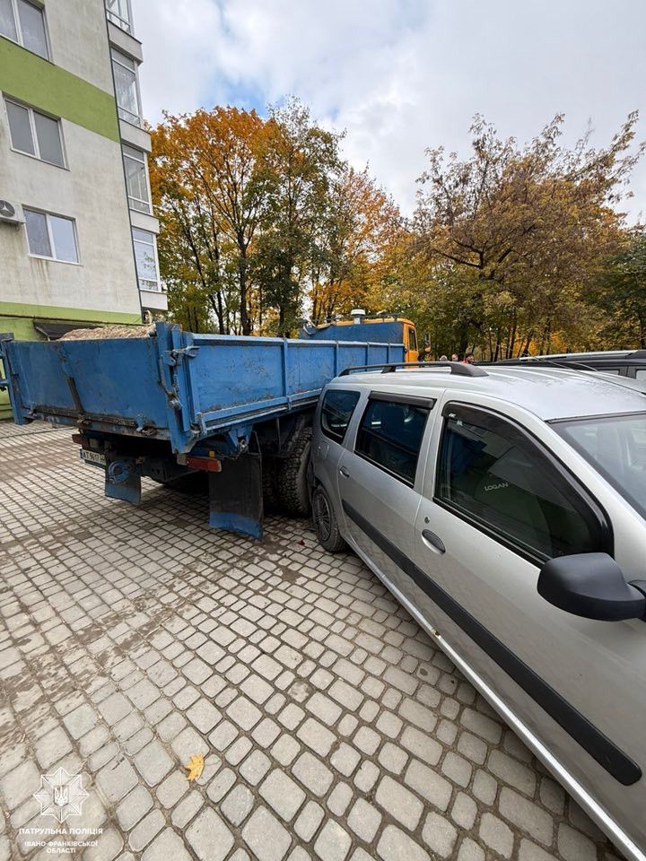 «Автомобіль з’їхав з місця»: у Франківську КамАЗ зіткнувся з трьома машинами та парканом (Фотофакт)