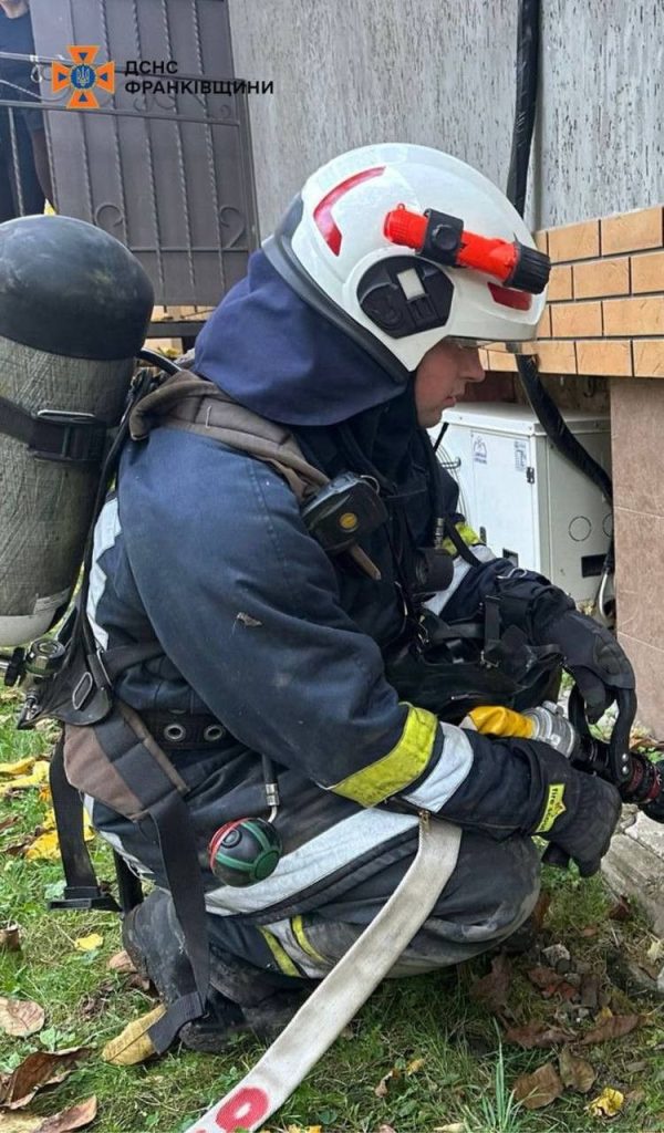 Пожежа в підземному приміщенні житлового будинку в Калуші: рятувальники витягли чоловіка з небезпеки