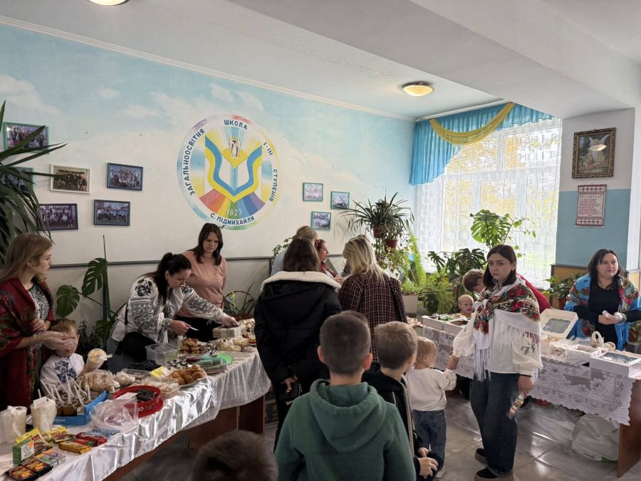 У Підмихайлівському ліцеї на благодійному ярмарку вдалося зібрати 10 тисяч гривень для ЗСУ