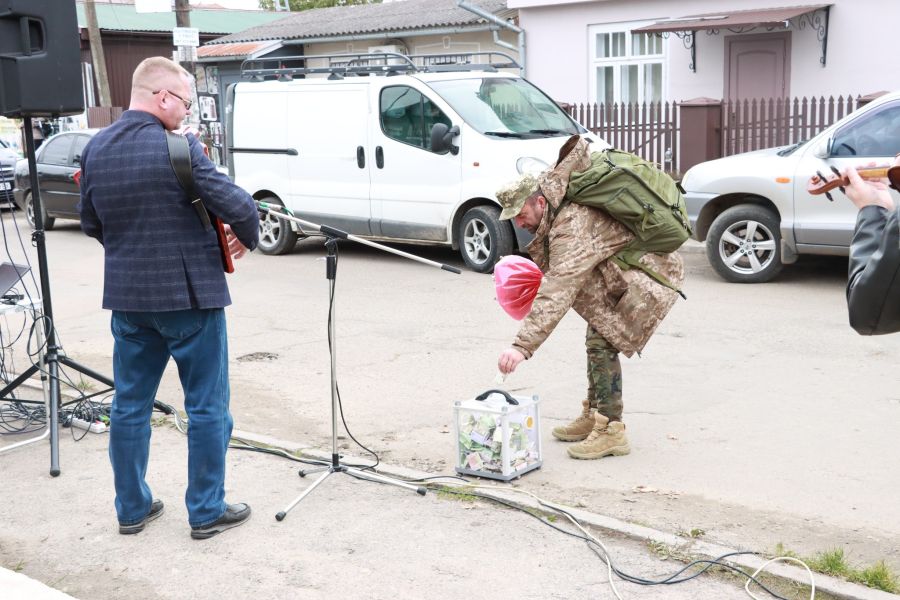 На ярмарку в Рожнятові волонтери зібрали більше 9 тисяч гривень для ЗСУ