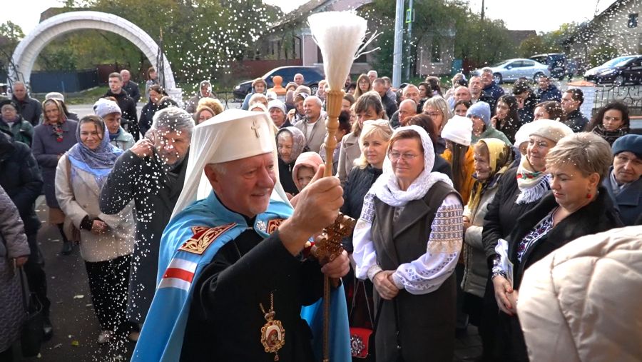 Вручили Євангеліє, чашу та кадильницю: на Прикарпатті святкували століття храму