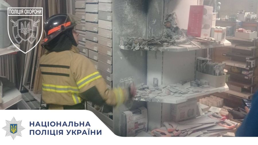 У Надвірній поліція охорони загасила вогонь у магазині будівельних матеріалів.