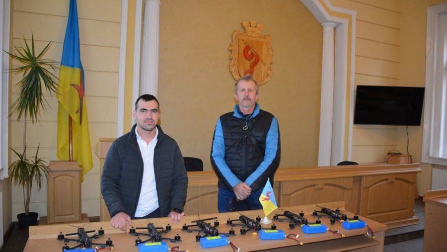 Волонтер з інвалідністю з Франківщини придбав шість дронів для ЗСУ на кошти, отримані від свого кривдника.