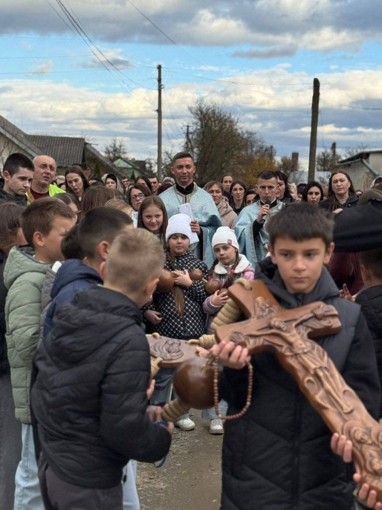 Більше 200 жителів Голиня взяли участь у молитвенній ході