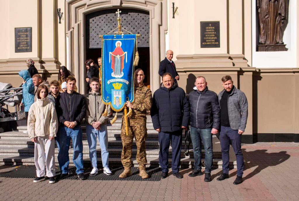 Воїну Нацгвардії з Івано-Франківщини на чемпіонат світу з кікбоксингу в Італії вручили освячений прапор