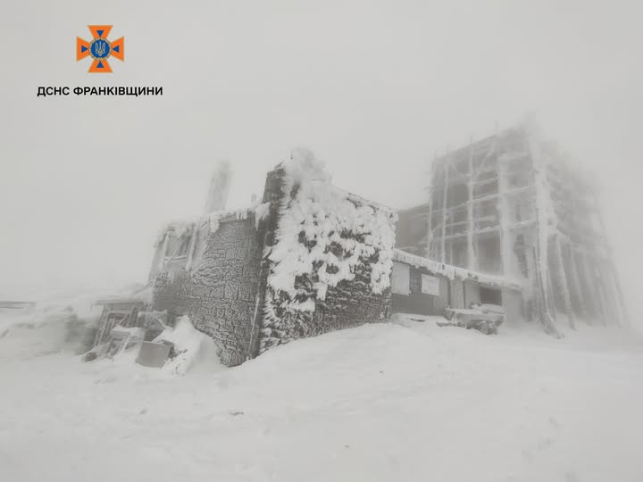 Врятувальники Прикарпаття просять мандрівників не вирушати в гори.