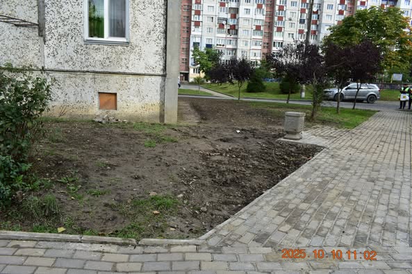 У житлових районах Івано-Франківська продовжуються роботи з приведення територій до ладу