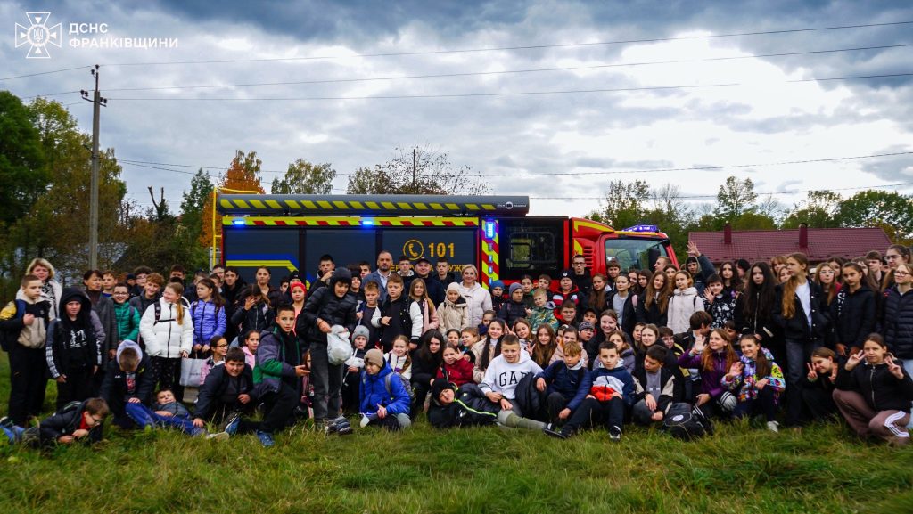Учні Лисецького ліцею взяли участь у практичному занятті з безпеки, виконуючи обов’язки рятувальників.