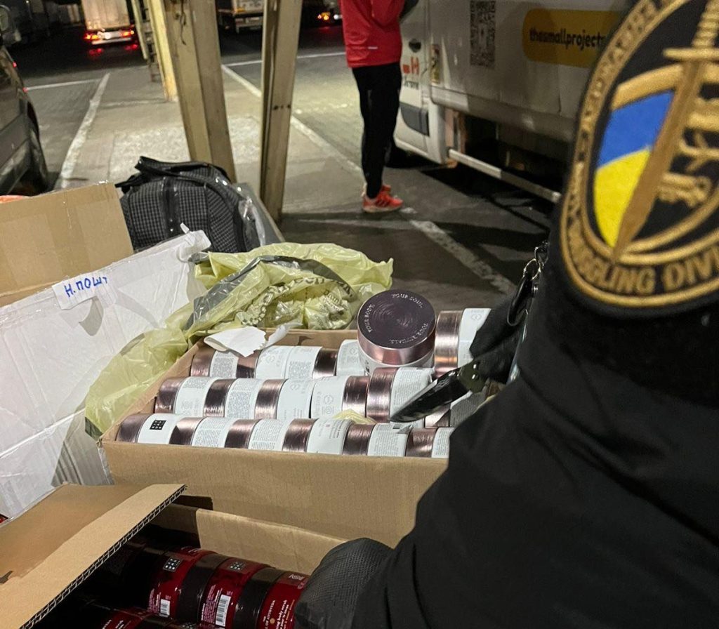 Прикарпатці намагалися контрабандно перевезти в Україну косметику, одяг і тютюн на суму понад 1,5 млн грн.