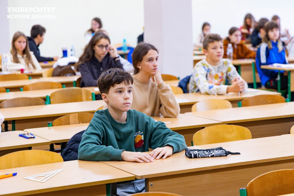 Більше 300 учнів Івано-Франківська змагалися в математичній олімпіаді в УКД.