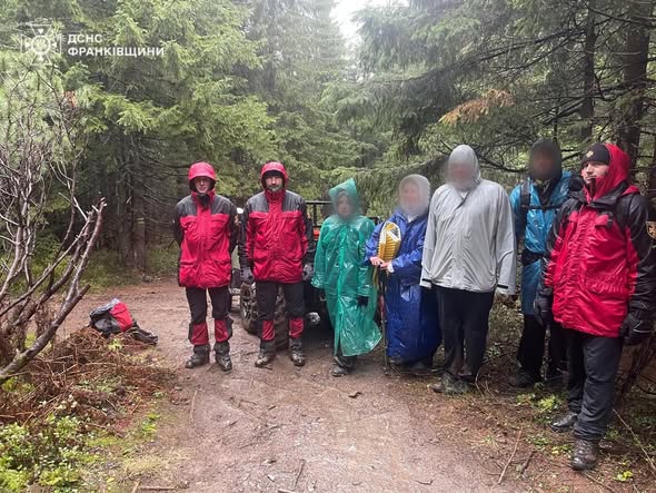 У горах Прикарпаття рятувальники надали допомогу двом туристам.