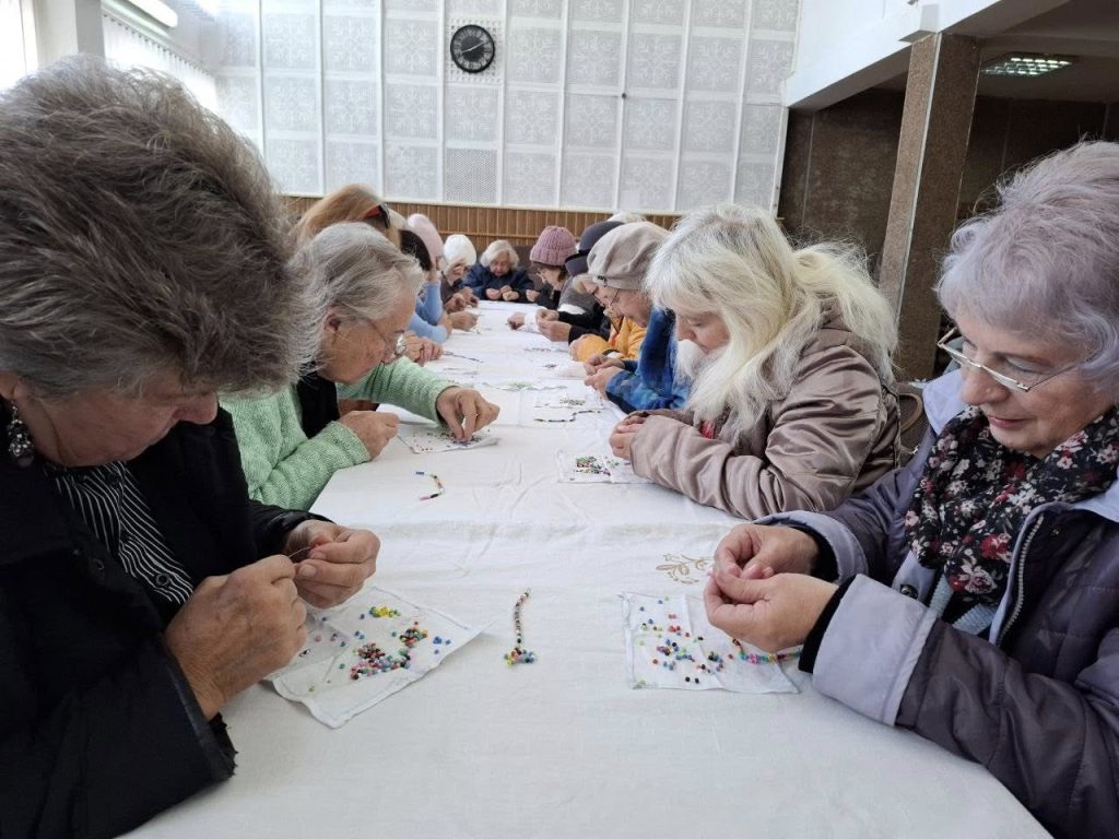 У Міському Народному домі провели урок з виготовлення виробів з бісеру для клієнтів територіального центру