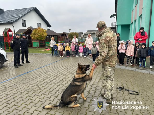 У Чернієві малеча дізналася про роботу кінологів і службових собак