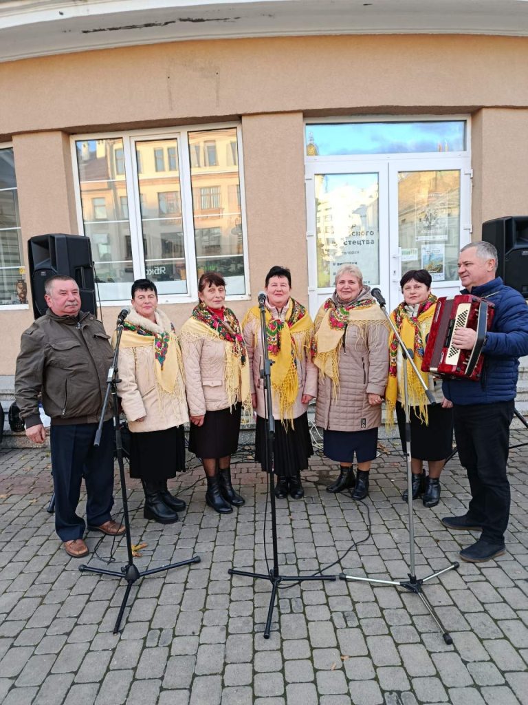 У центрі Івано-Франківська звучали пісні у виконанні артистів творчого колективу Будинку культури села Колодіївка.