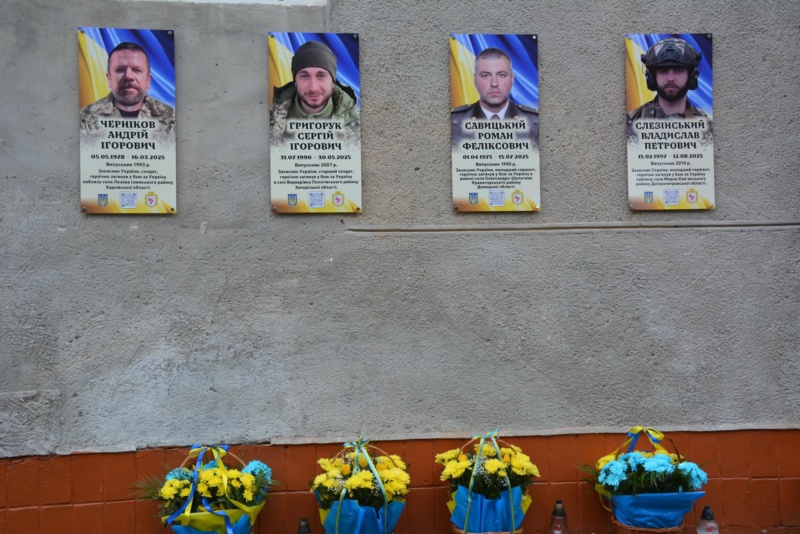 В Надвірній встановили пам’ятні дошки на честь чотирьох загиблих воїнів.