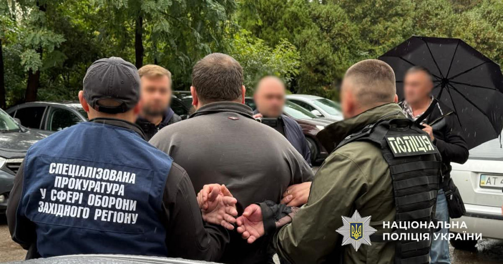 У Франківську взяли під варту стоматолога, який обіцяв допомогти уникнути служби