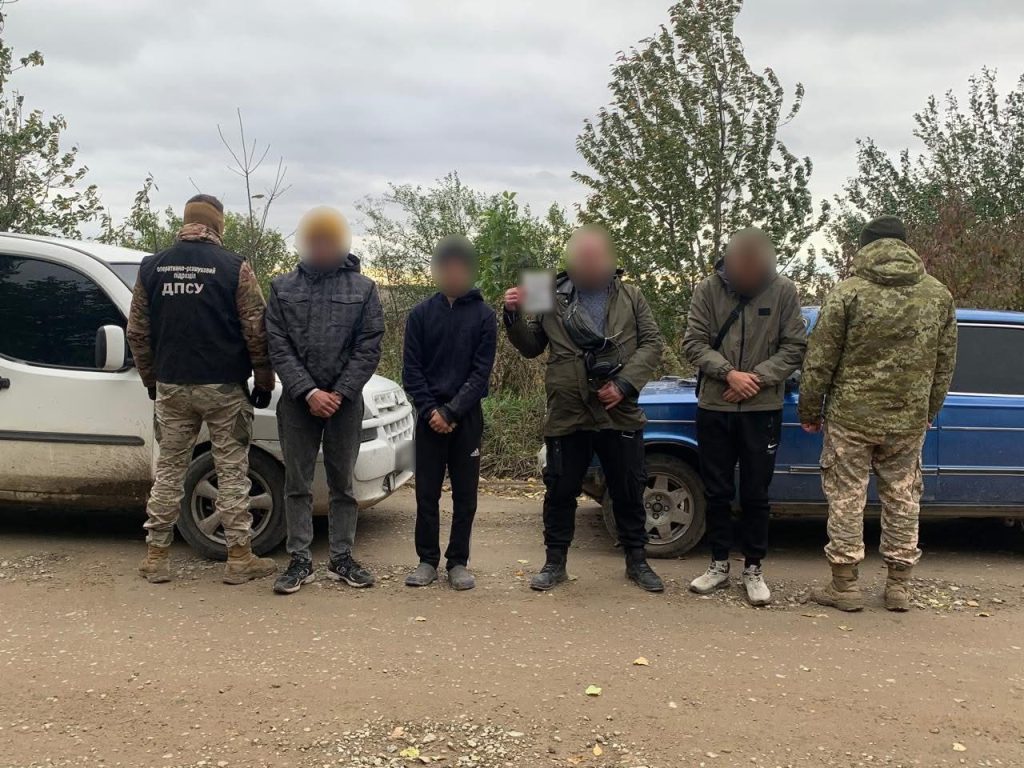 За 7 тисяч доларів: на Буковині прикордонники викрили незаконну переправу людей через кордон