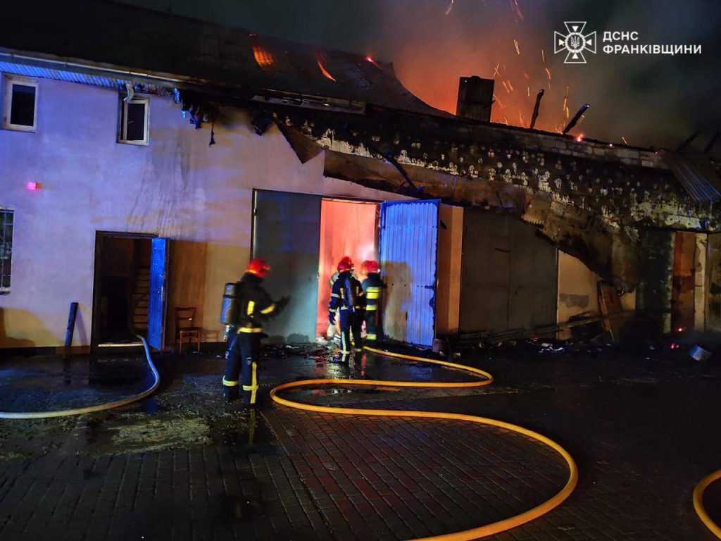 У Франківську на вулиці Тролейбусній швидко загасили пожежу у трьох гаражах.