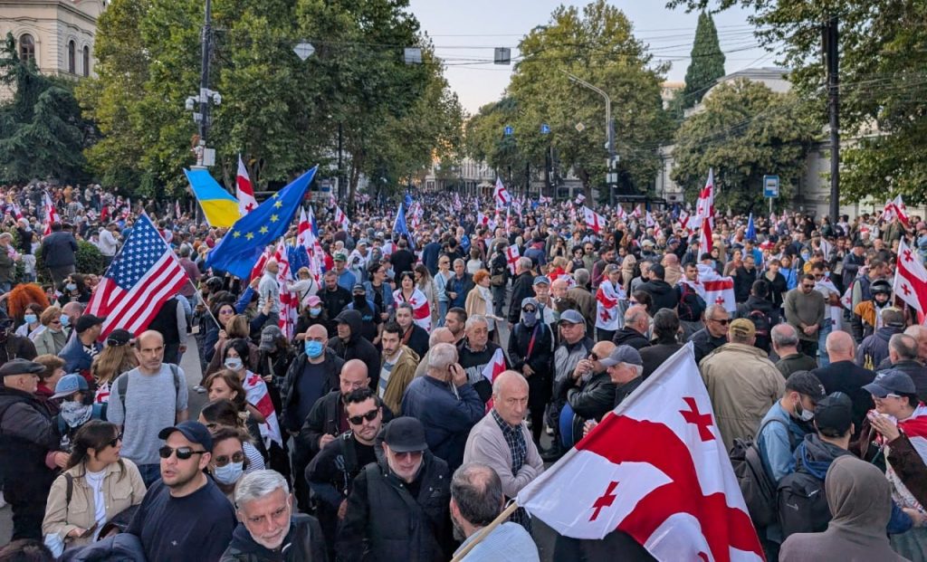 Велелюдні акції протесту в Грузії через місцеві вибори: натовп вигукує «Революція»