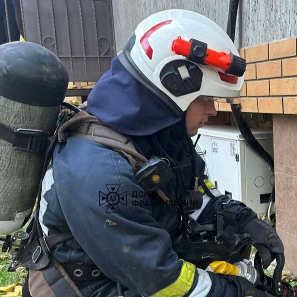 У Коршеві та Калуші під час пожежі вберегли від смерті літню жінку і чоловіка