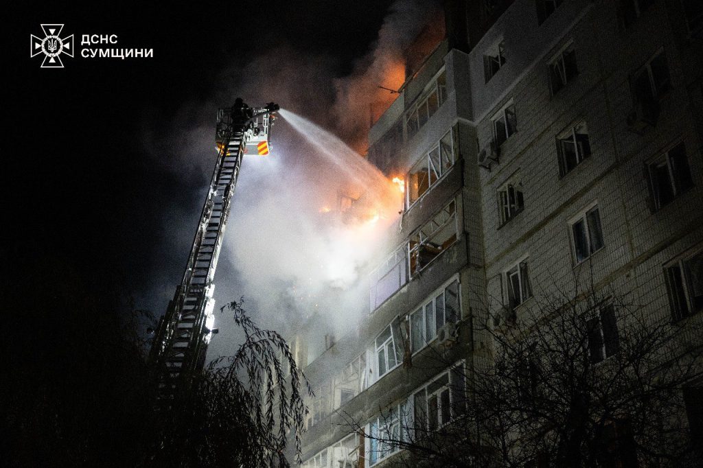 У Сумах дрон застряг на багатоповерхівці