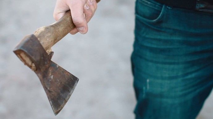 В Івано-Франківську суд розглянув справу водія, який через конфлікт на дорозі пошкодив сокирою чужий автомобіль.