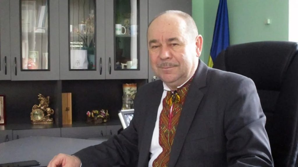 Селищного голову Верховини засудили за надання премії родичці