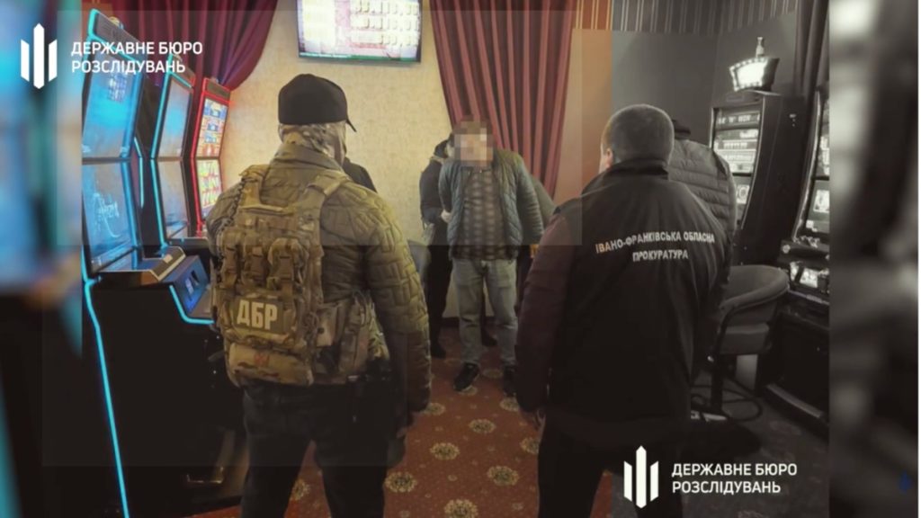 Працівники Державної міграційної служби у Франківську незаконно привласнили 5,5 тисяч доларів.