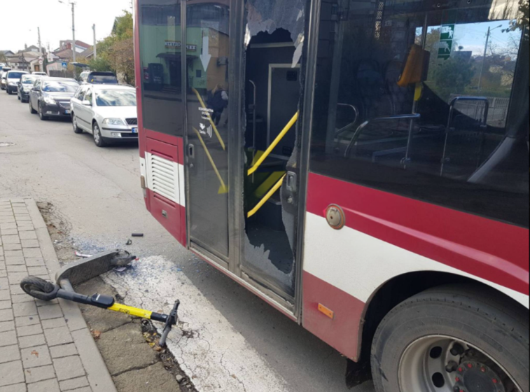 У Франківську потужний вітер пошкодив двері автобуса самокатом