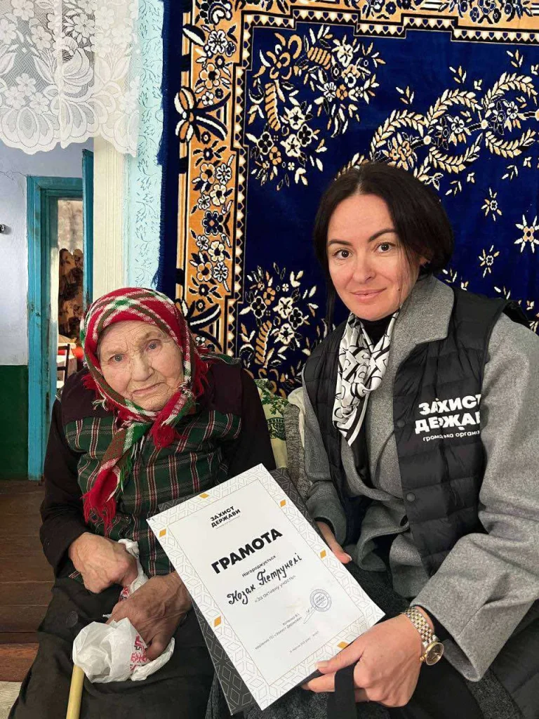 89-річна жителька Тлумача пожертвувала 20 тисяч гривень військовим, відкладені з пенсії через побоювання небезпеки.