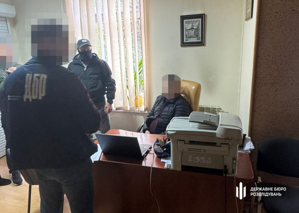 В Івано-Франківську ДБР затримало міграційних службовців за отримання хабарів від іноземців.