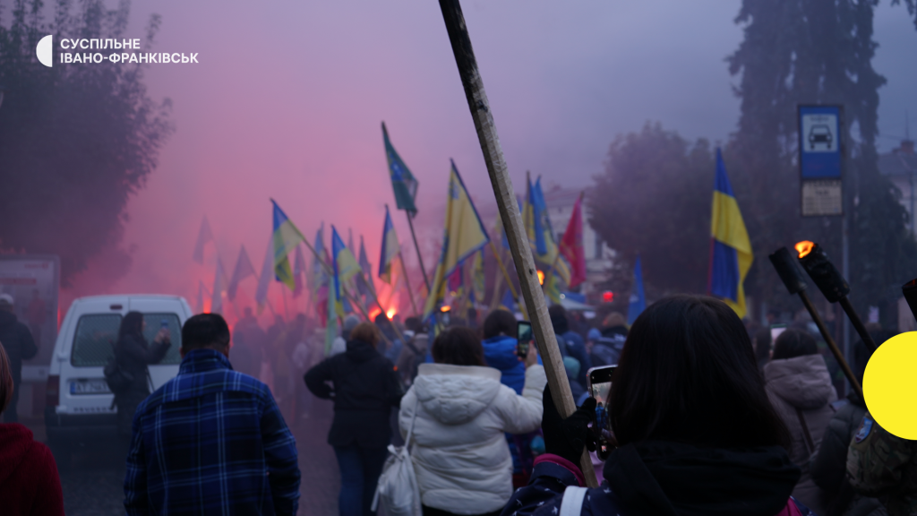 Похід зі смолоскипами та автопробіг: як відзначили День захисників і захисниць України в Коломиї