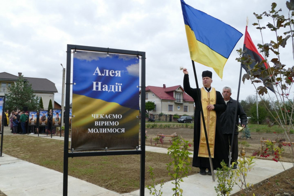 У селі Калущини відкрили Алею Віри і Надії з зображеннями зниклих безвісти солдатів