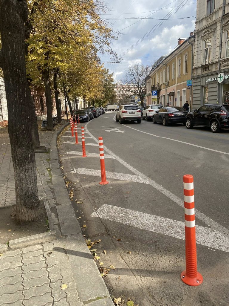 У Франківську біля пішохідних переходів на Мазепи встановлюють захисні стовпчики