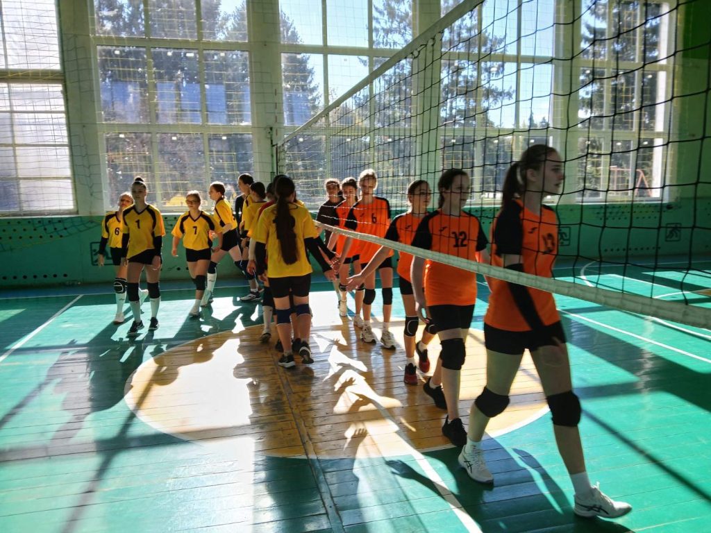 Волейбольні колективи Галицької громади тренуються до обласного чемпіонату через серію дружніх матчів